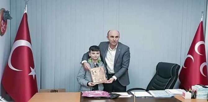 MHPli Başkan, küçük misafirinin ahşap tablo hediyesi ile mutlu oldu