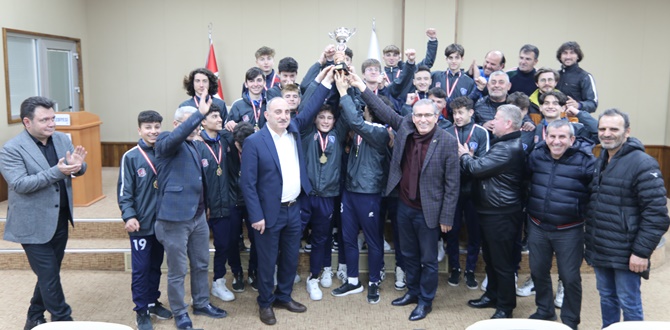 Şampiyon takım, kupayı Başkan Kılıç'ın elinden aldı 