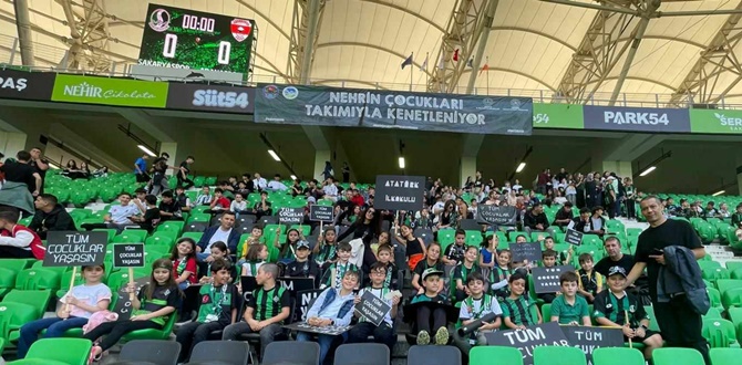 Adapazarı Atatürk ilkokulu, Sakaryaspor-Adanaspor maçında yerini aldı